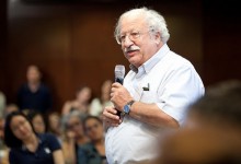 Marshall Ganz, leads organizing workshop.